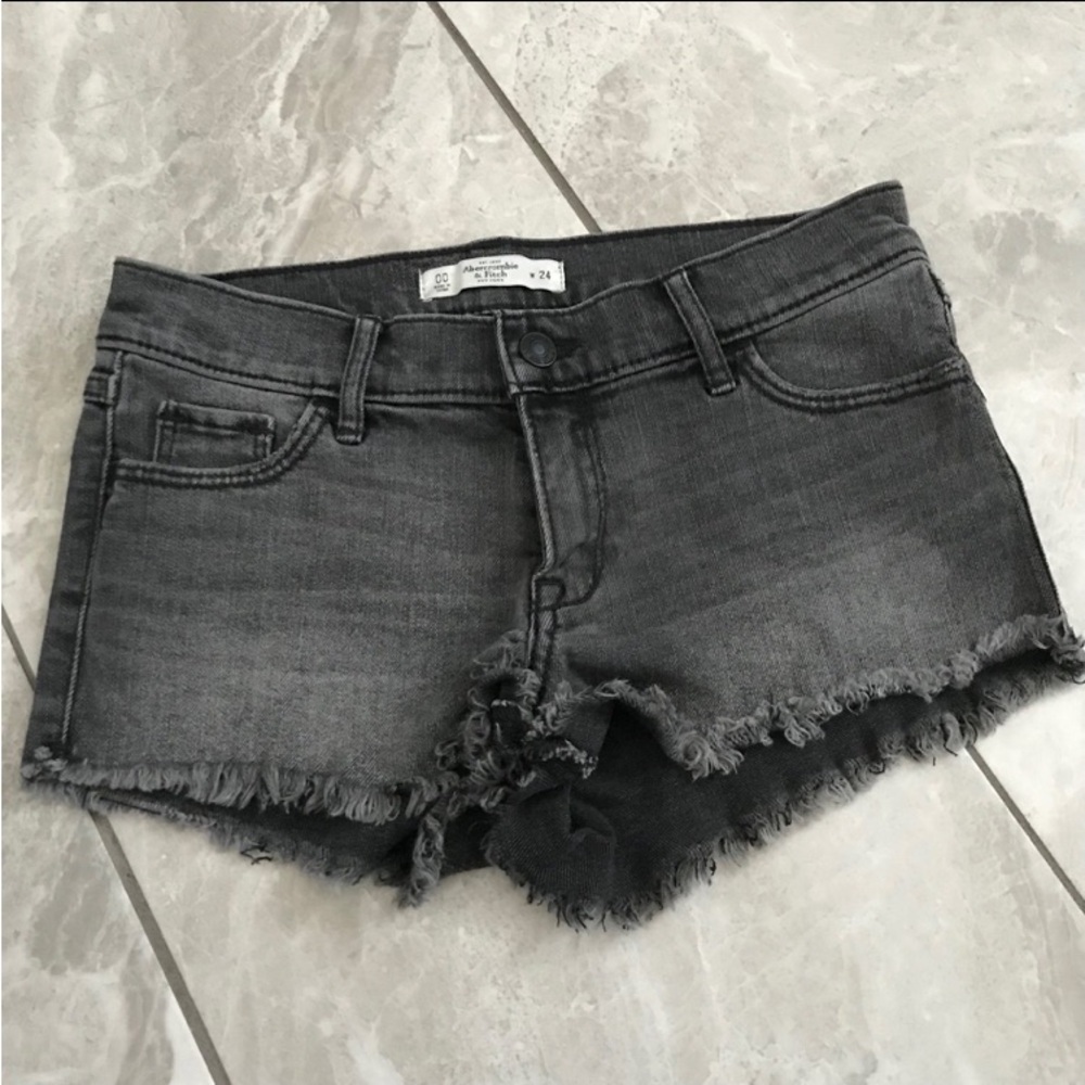 ABERCROMBIE Women Frayed Hem Black Denim Shorts | 24